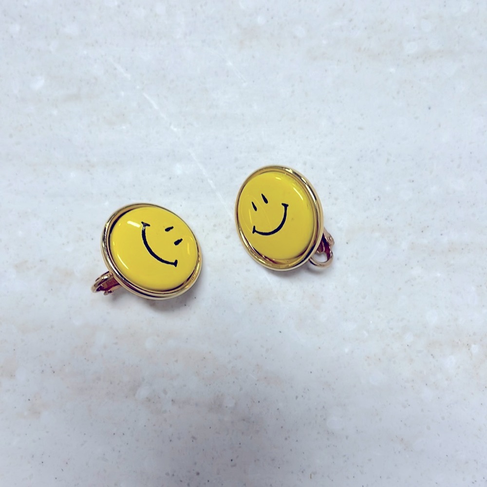 Smilie clip on earrings.